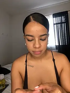 trianawhite stripchat live cam model