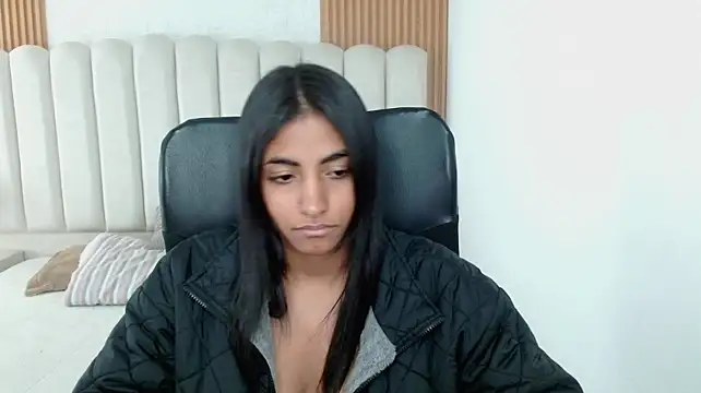 shaneelle stripchat live cam model