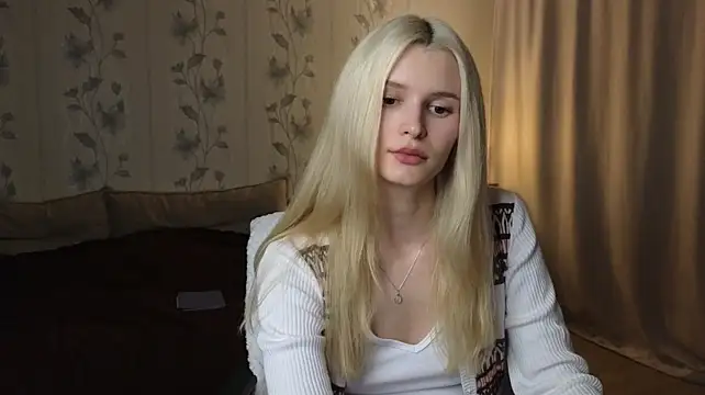 yennaone stripchat live cam model