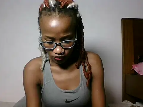 Blonde_slimy stripchat live cam model