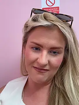 CharleighBaker stripchat live cam model