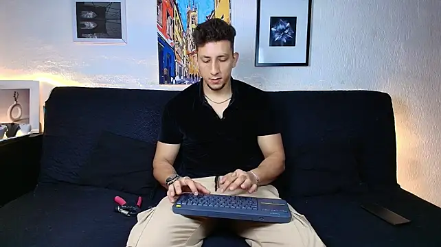 SR_EMILIOCUM stripchat live cam model
