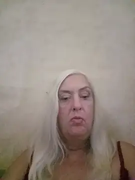 Julia20X stripchat live cam model