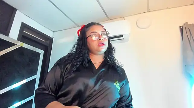 Coralhtx stripchat live cam model