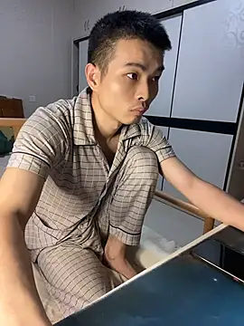 gutou001 stripchat live cam model