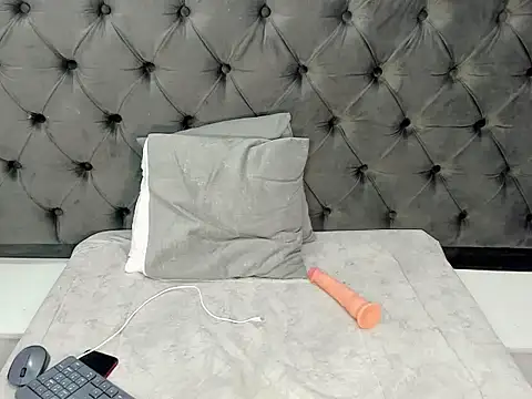 Kivi_Fox stripchat live cam model