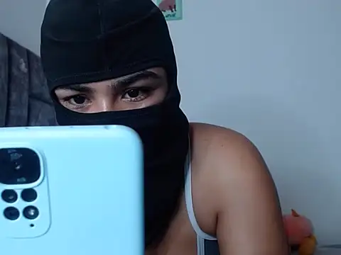 lunath18 stripchat live cam model