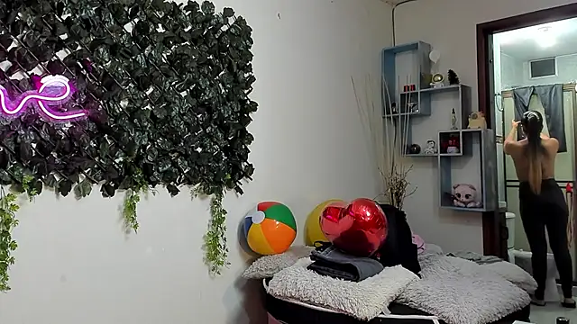 DestinyHills stripchat live cam model