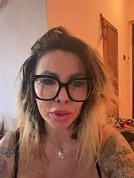 Chloebellami stripchat live cam model