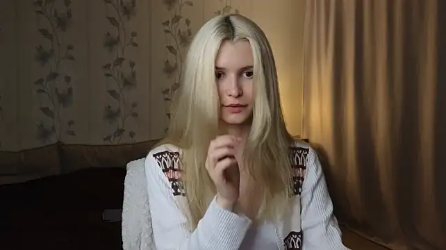 yennaone stripchat live cam model