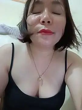 Mi-Chinn stripchat live cam model
