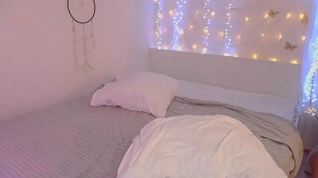 LeonaFoxx stripchat live cam model