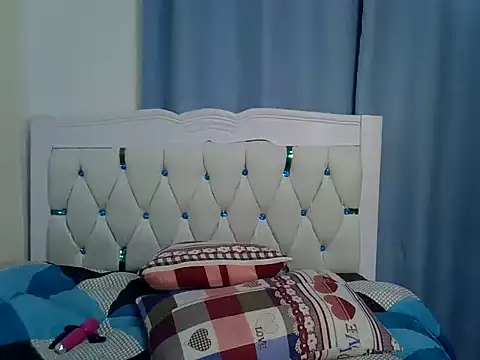 Petitedolliey stripchat live cam model