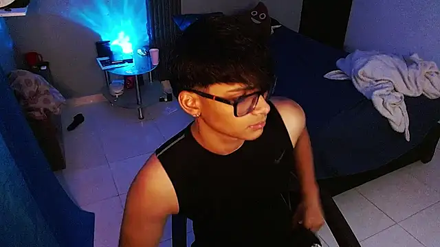 Mr_yisuzz stripchat live cam model