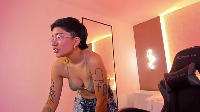 nelly_swan stripchat live cam model