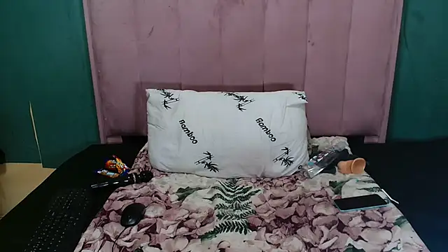 HotSweatyPussyX stripchat live cam model