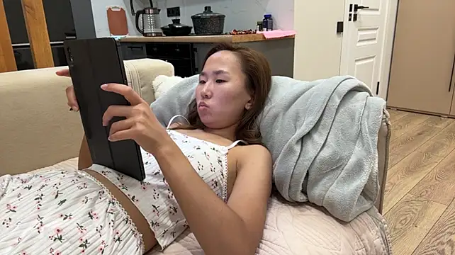 Naomi33 stripchat live cam model