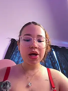 Lucyklein2022 stripchat live cam model
