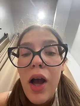 MilliWish stripchat live cam model