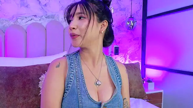 SarahyAmada stripchat live cam model