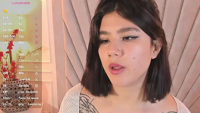 EmiilyyCooper stripchat live cam model