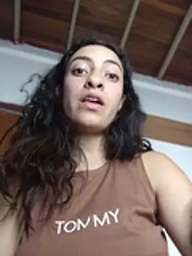 KiraVelveet stripchat live cam model