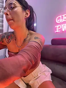 soyalanna stripchat live cam model
