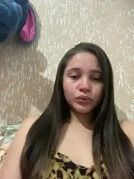 Luaninha2002 stripchat live cam model