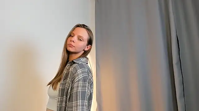 LeannBunda stripchat live cam model