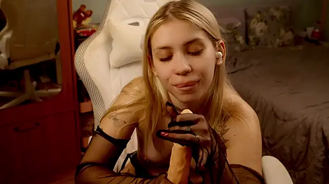 ho1yho1e stripchat live cam model