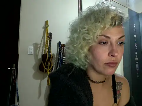 MariLouM stripchat live cam model