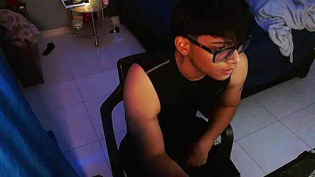 Mr_yisuzz stripchat live cam model