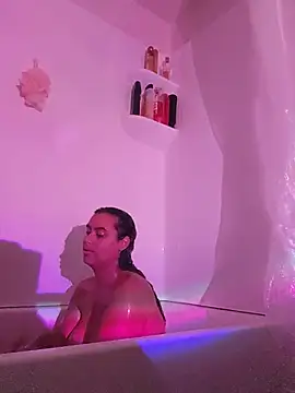 cinnaminnie stripchat live cam model