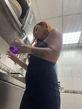 RedHotTeaseXXX stripchat live cam model