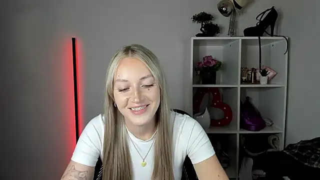 EvelynBlond stripchat live cam model