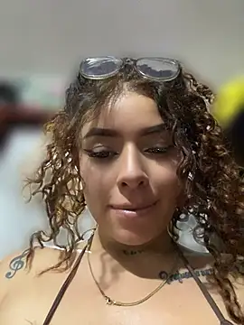 hally-jensen1 stripchat live cam model