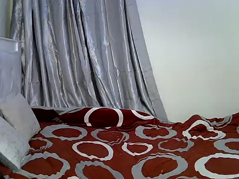 Petiteluxy stripchat live cam model