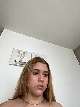 SophiaLaurens stripchat live cam model
