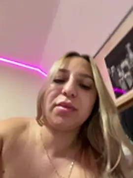 xLexi stripchat live cam model