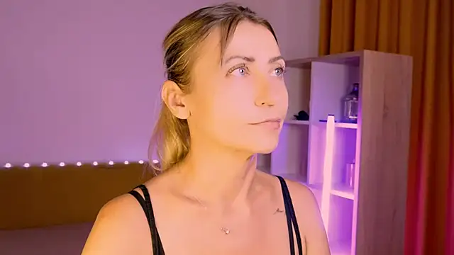 ZoeGrant stripchat live cam model