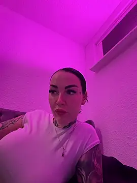 PralinaLive stripchat live cam model