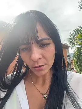 LuxeBrunetteXXX stripchat live cam model