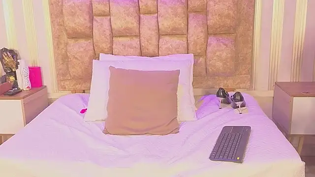 avis_lara stripchat live cam model