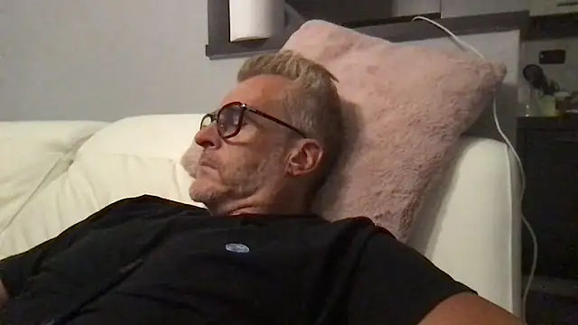 Axl_hot stripchat live cam model