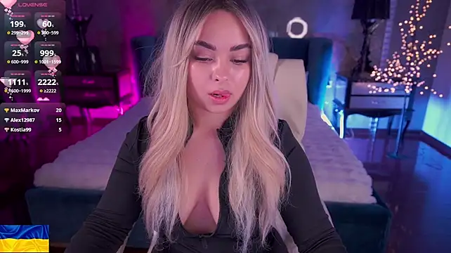 SusieWood stripchat live cam model