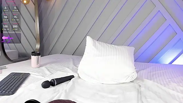 Niamonroe stripchat live cam model