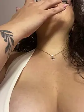 AlmaraRouge stripchat live cam model