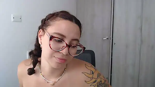 rousey-soul stripchat live cam model