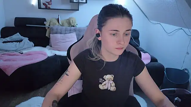 Melly4You stripchat live cam model