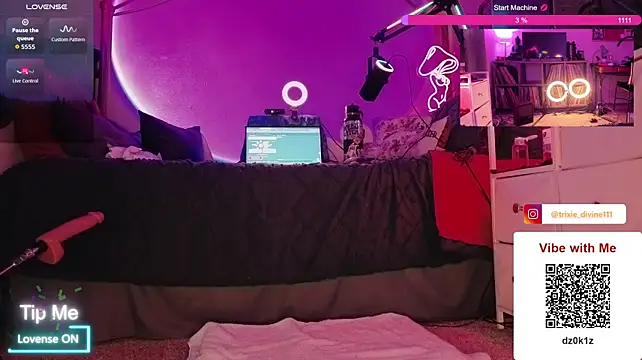 trixiedivine stripchat live cam model